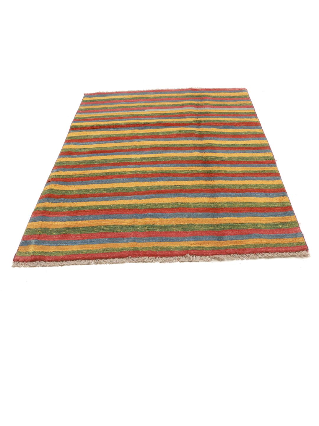 Handgeknoopt Gabbeh tapijt uit het Midden-Oosten met levendige veelkleurige strepen.