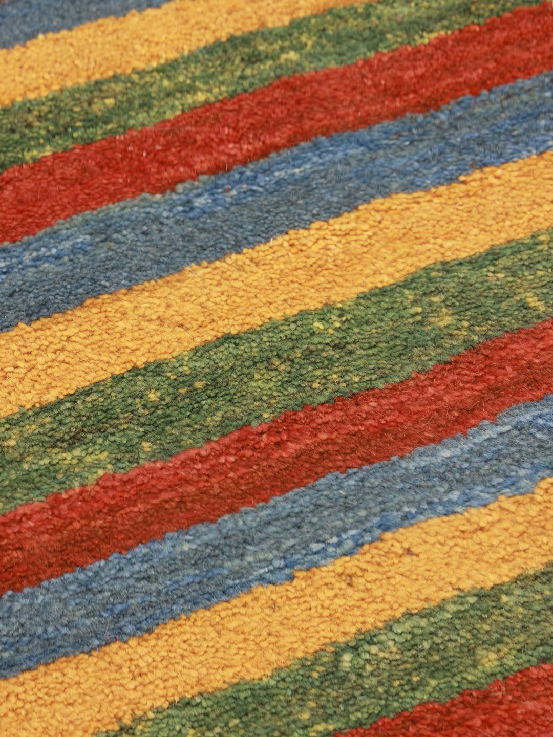 Handgeknoopt Gabbeh tapijt uit het Midden-Oosten met levendige veelkleurige strepen.