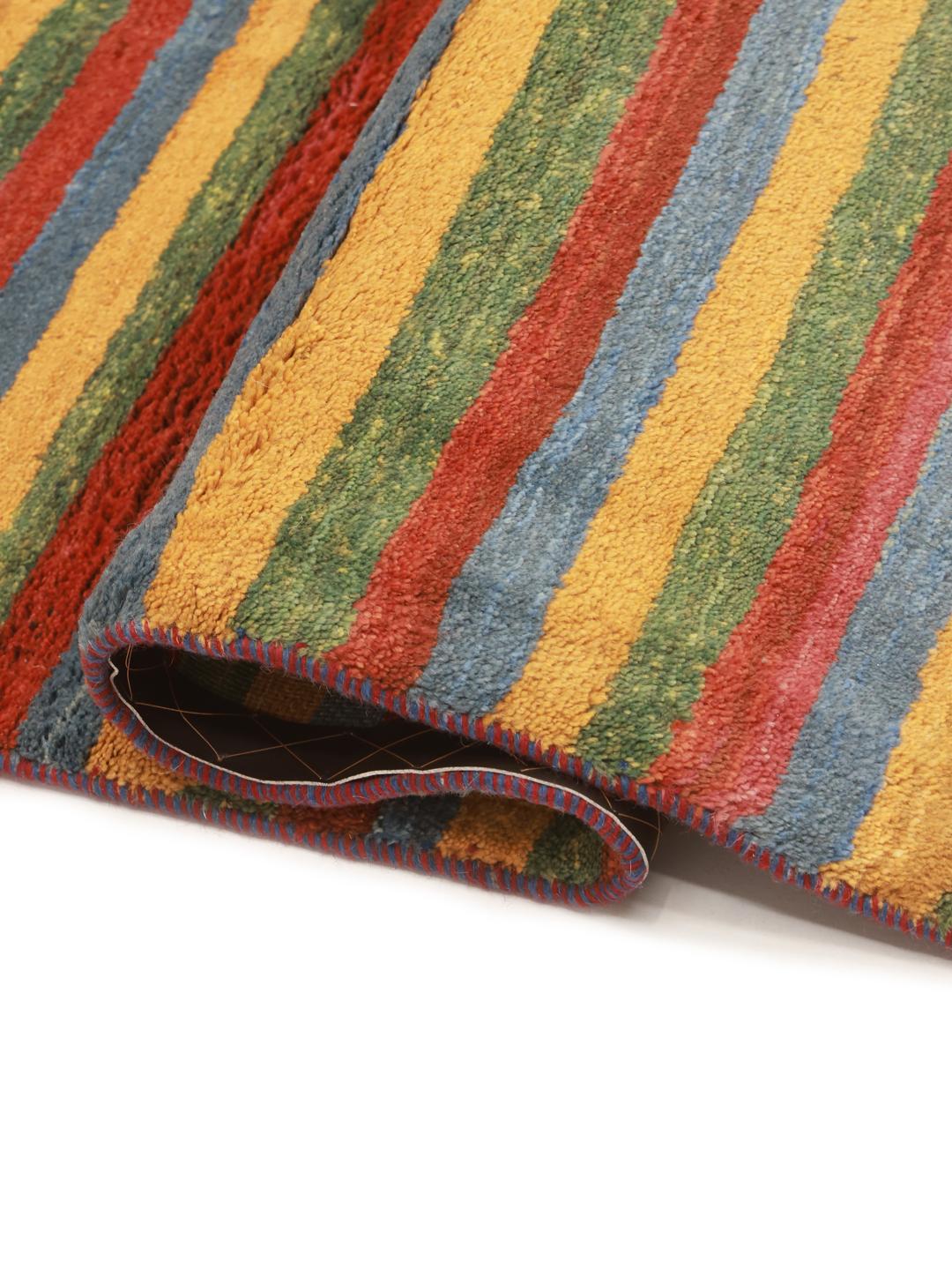 Handgeknoopt Gabbeh tapijt uit het Midden-Oosten met levendige veelkleurige strepen.