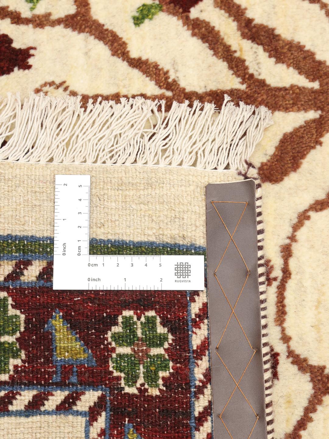 Handgeknoopt Loribaft-tapijt met een levensboommotief in beige, rode en groene tinten.