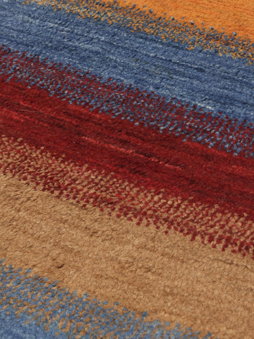 Een handgeknoopt veelkleurig Gabbeh-tapijt met levendige horizontale strepen