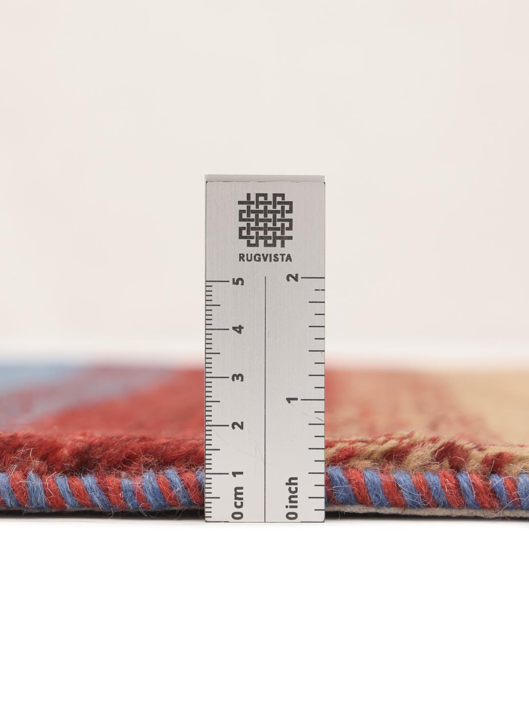Een handgeknoopt veelkleurig Gabbeh-tapijt met levendige horizontale strepen