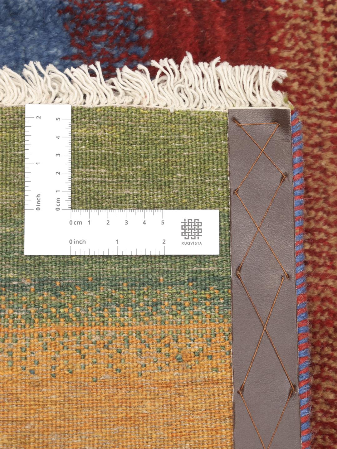 Een handgeknoopt veelkleurig Gabbeh-tapijt met levendige horizontale strepen