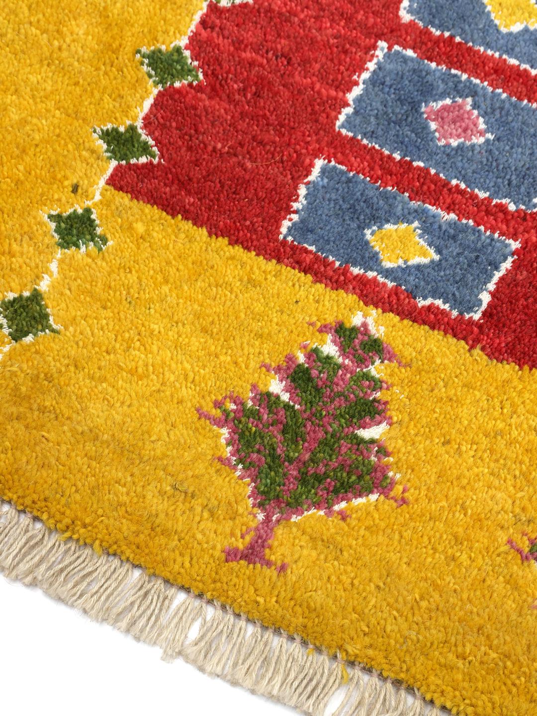 Handgeknoopt Gabbeh tapijt uit het Midden-Oosten met een levendig rood veld met gele randen en geometrische patronen