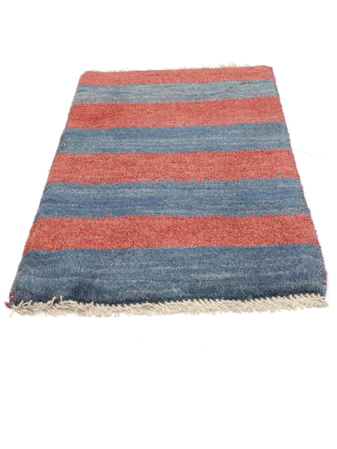 Een handgeknoopt Gabbeh kleed uit het Midden-Oosten met horizontale rode en blauwe strepen