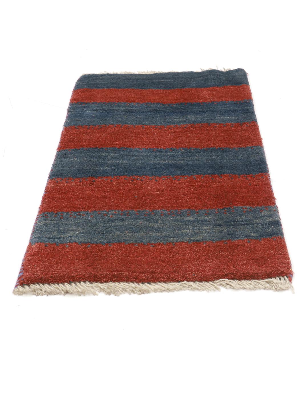 Een handgeknoopt Gabbeh kleed uit het Midden-Oosten met horizontale rode en blauwe strepen