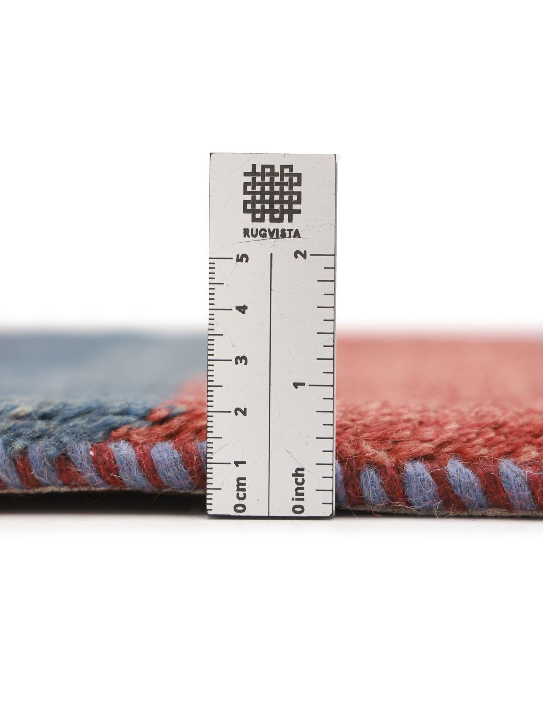 Een handgeknoopt Gabbeh kleed uit het Midden-Oosten met horizontale rode en blauwe strepen