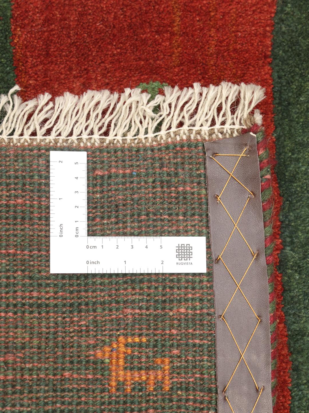 Handgeknoopt Gabbeh-tapijt uit het Midden-Oosten met een groen en rood kleurenpalet
