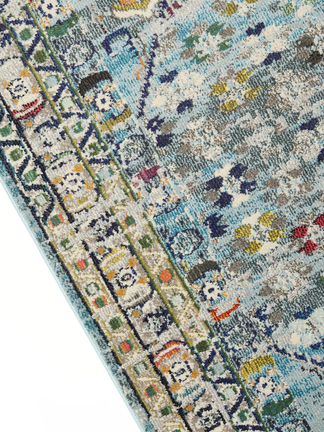 Tapis carre bleu clair avec motif detaille