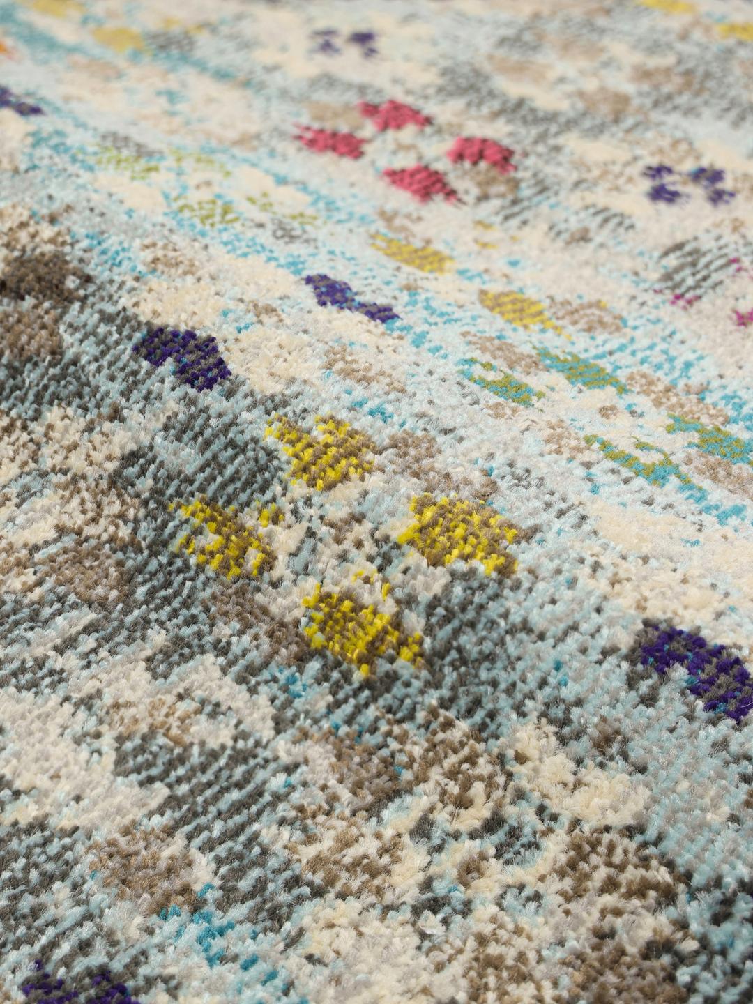 Tapis carre bleu clair avec motif detaille