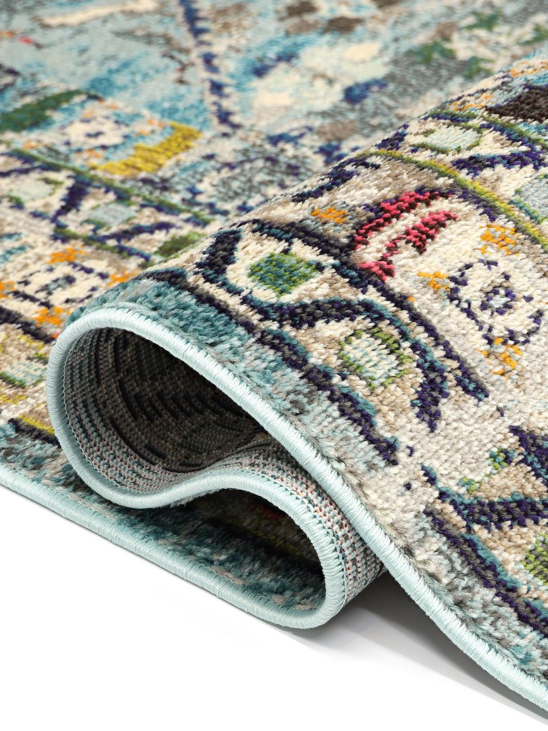 Tapis carre bleu clair avec motif detaille