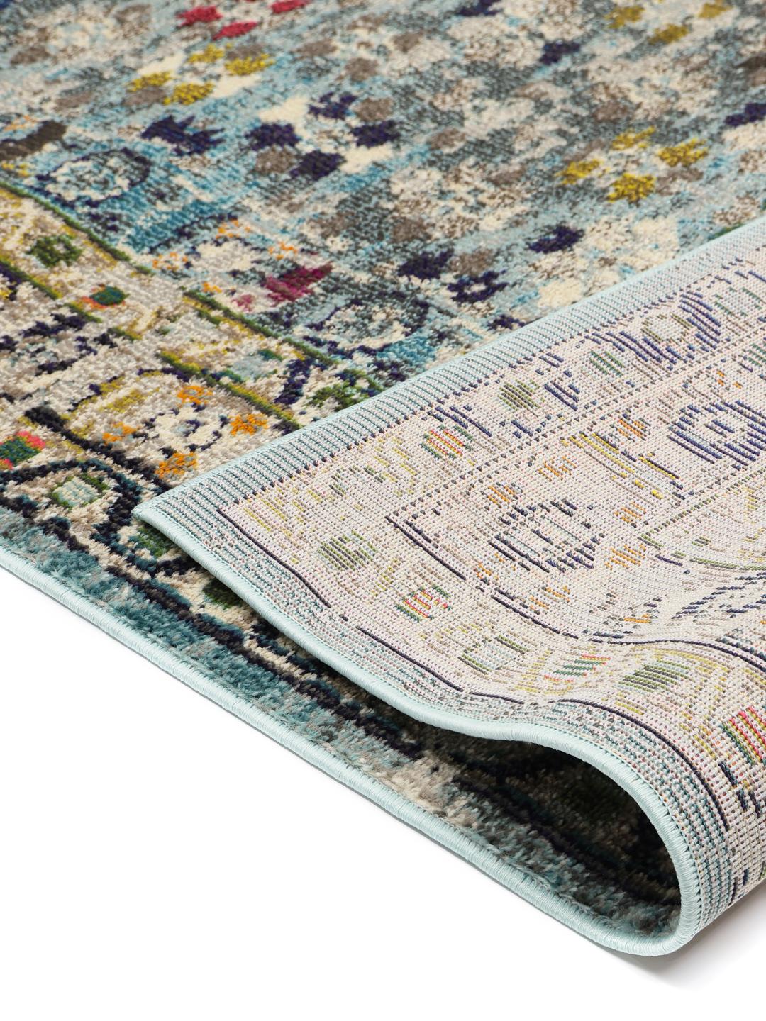 Tapis carre bleu clair avec motif detaille