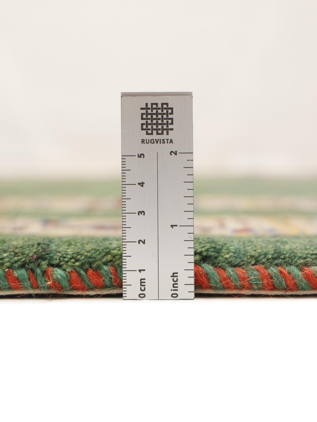 Handgeknoopt Loribaft-tapijt uit het Midden-Oosten met een levendig groen veld en tribale randen