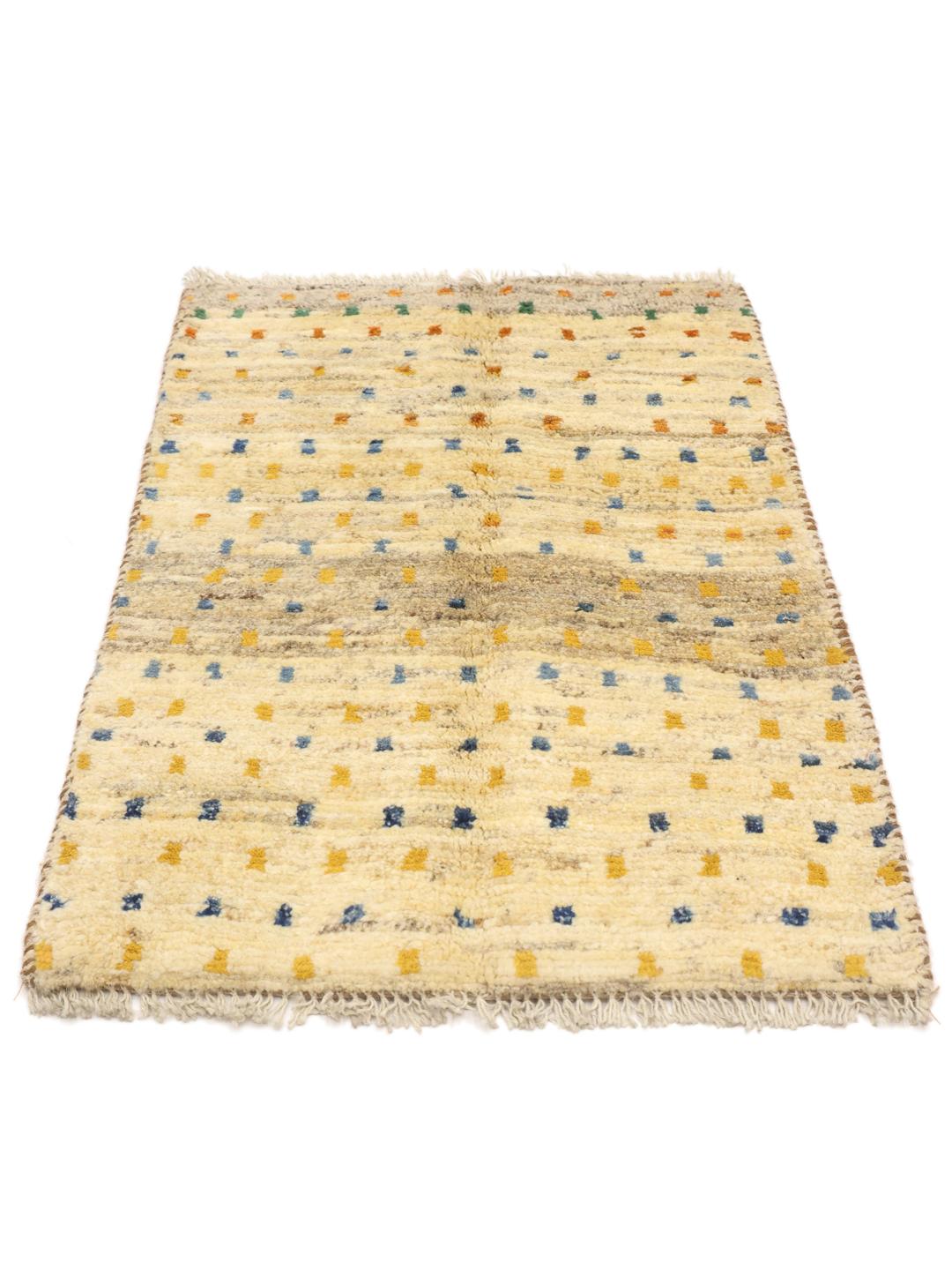 Handgeknoopt Gabbeh tapijt uit het Midden-Oosten met een levendig veelkleurig geometrisch patroon op een lichte achtergrond
