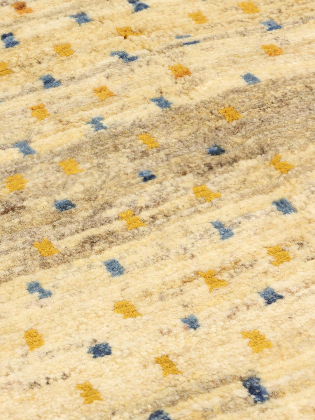 Handgeknoopt Gabbeh tapijt uit het Midden-Oosten met een levendig veelkleurig geometrisch patroon op een lichte achtergrond