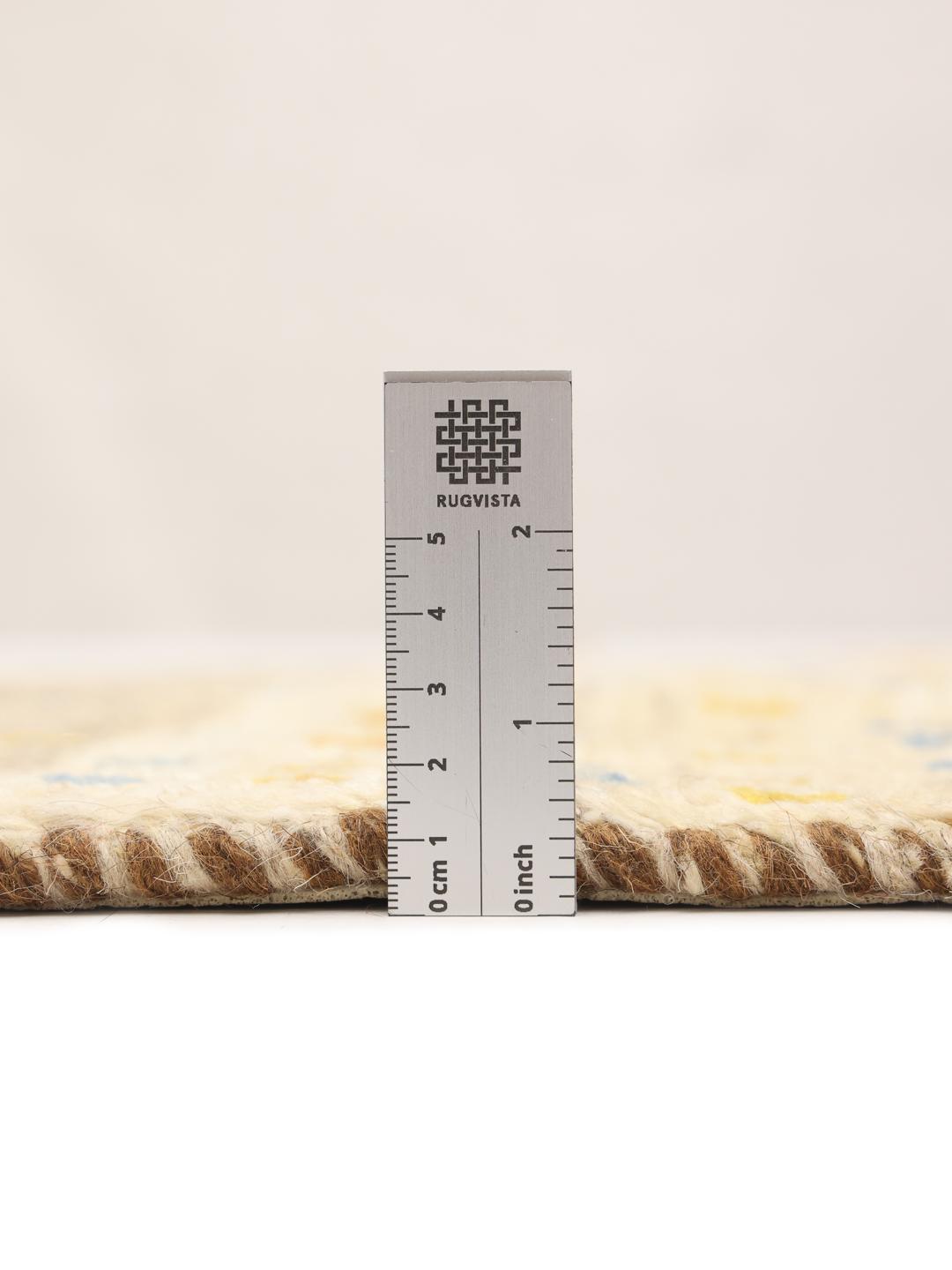 Handgeknoopt Gabbeh tapijt uit het Midden-Oosten met een levendig veelkleurig geometrisch patroon op een lichte achtergrond