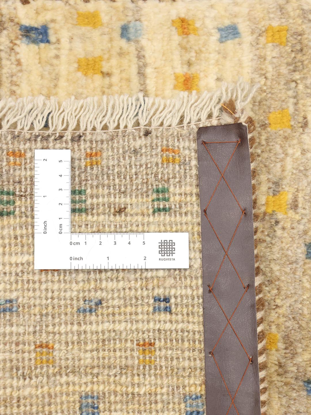 Handgeknoopt Gabbeh tapijt uit het Midden-Oosten met een levendig veelkleurig geometrisch patroon op een lichte achtergrond