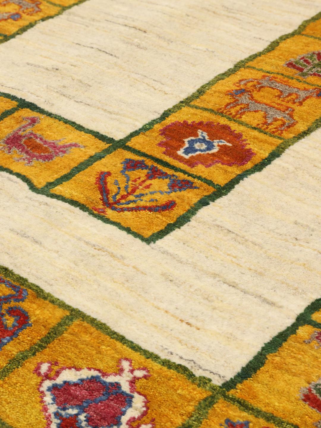 Handgeknoopt Loribaft wollen tapijt uit het Midden-Oosten met picturale motieven in beige en geel