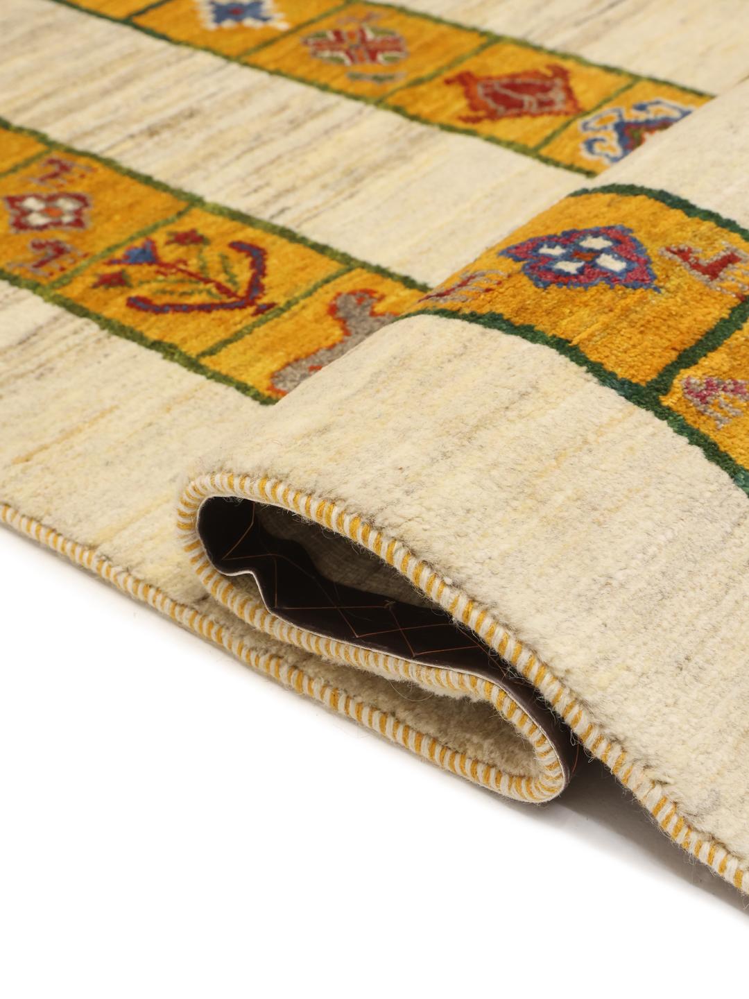 Handgeknoopt Loribaft wollen tapijt uit het Midden-Oosten met picturale motieven in beige en geel