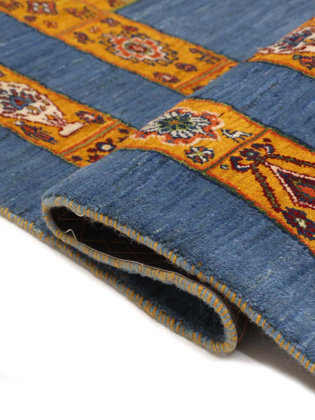 Handgeknoopt Loribaft-tapijt uit het Midden-Oosten met een diepblauw veld en gele rand.