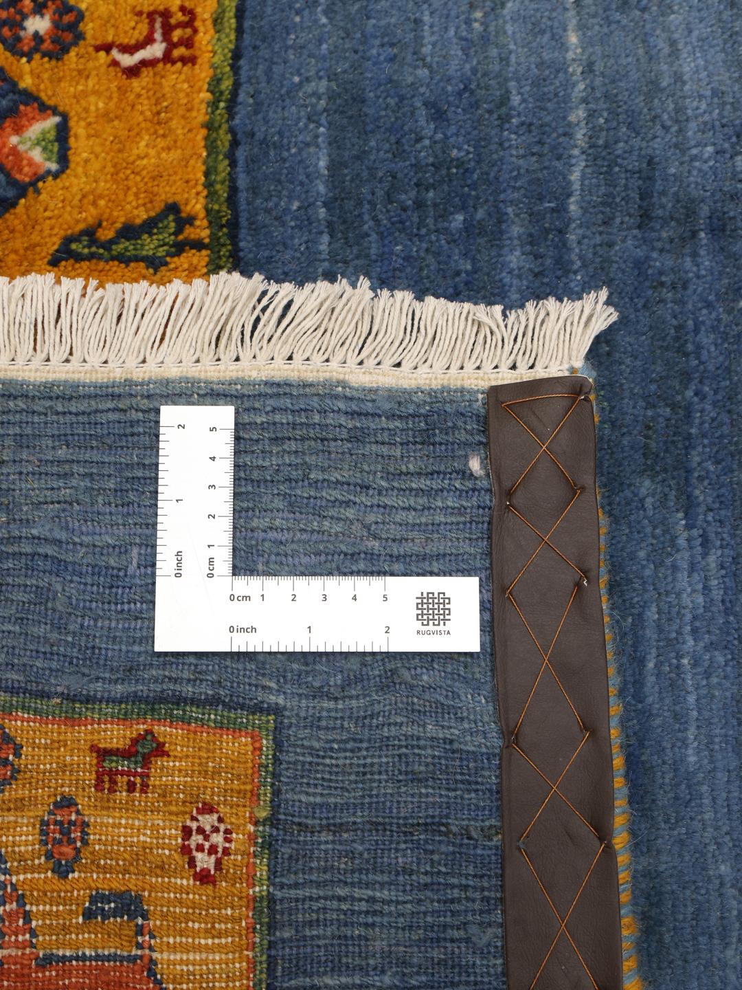 Handgeknoopt Loribaft-tapijt uit het Midden-Oosten met een diepblauw veld en gele rand.