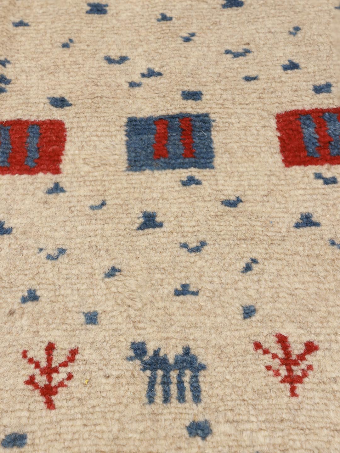Handgeknoopt Gabbeh-tapijt uit het Midden-Oosten in beige met rode en blauwe motieven