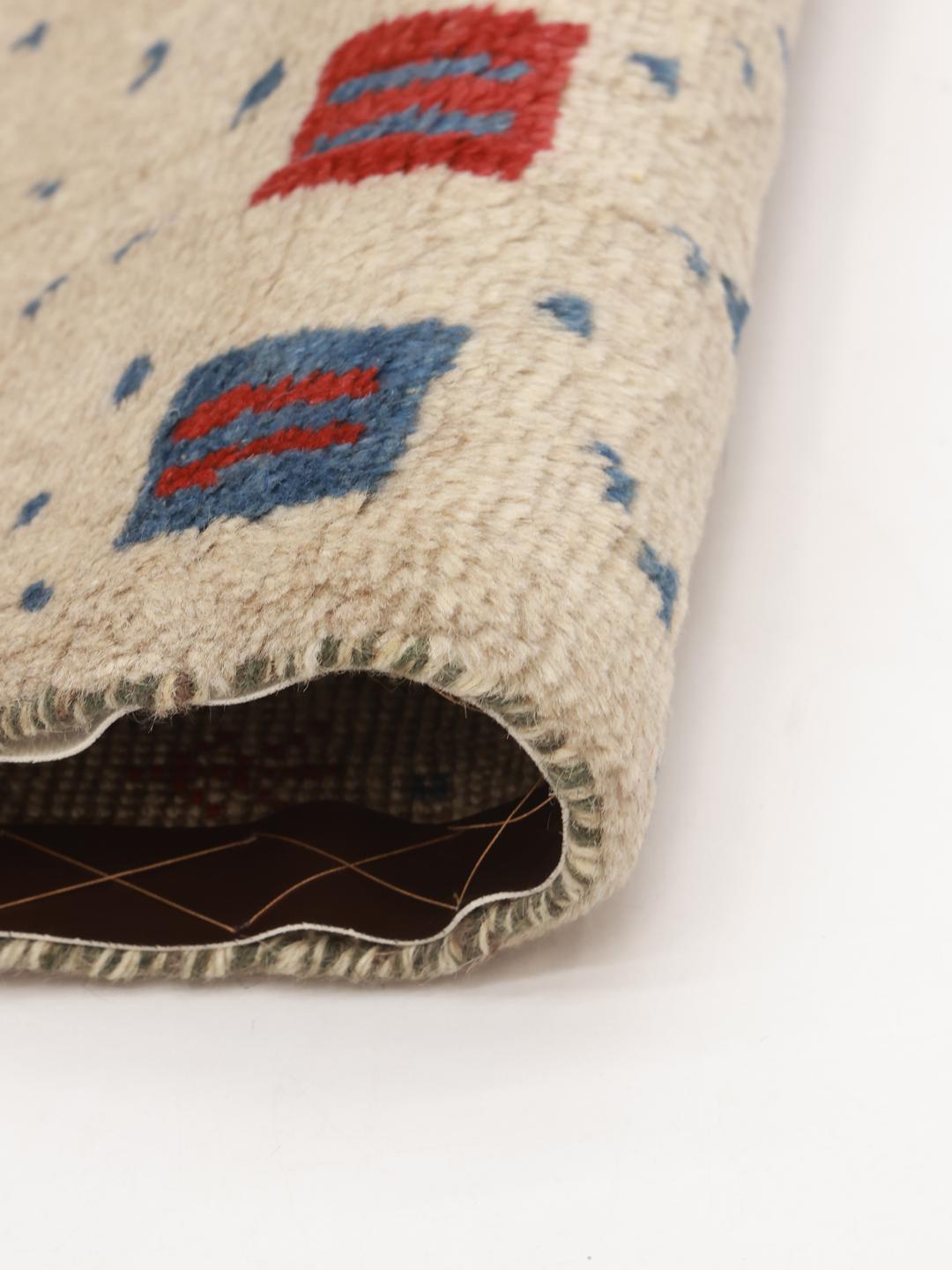 Handgeknoopt Gabbeh-tapijt uit het Midden-Oosten in beige met rode en blauwe motieven
