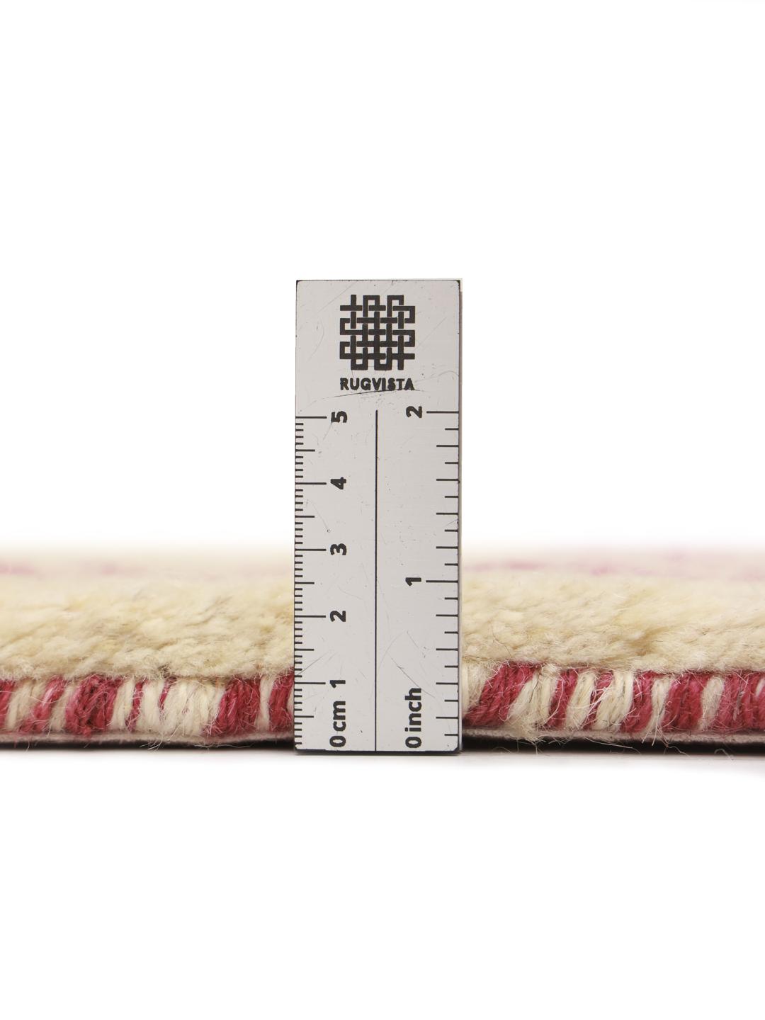 Een klein rechthoekig Gabbeh-tapijt met een beige veld en rode boommotieven, afkomstig uit het Midden-Oosten.
