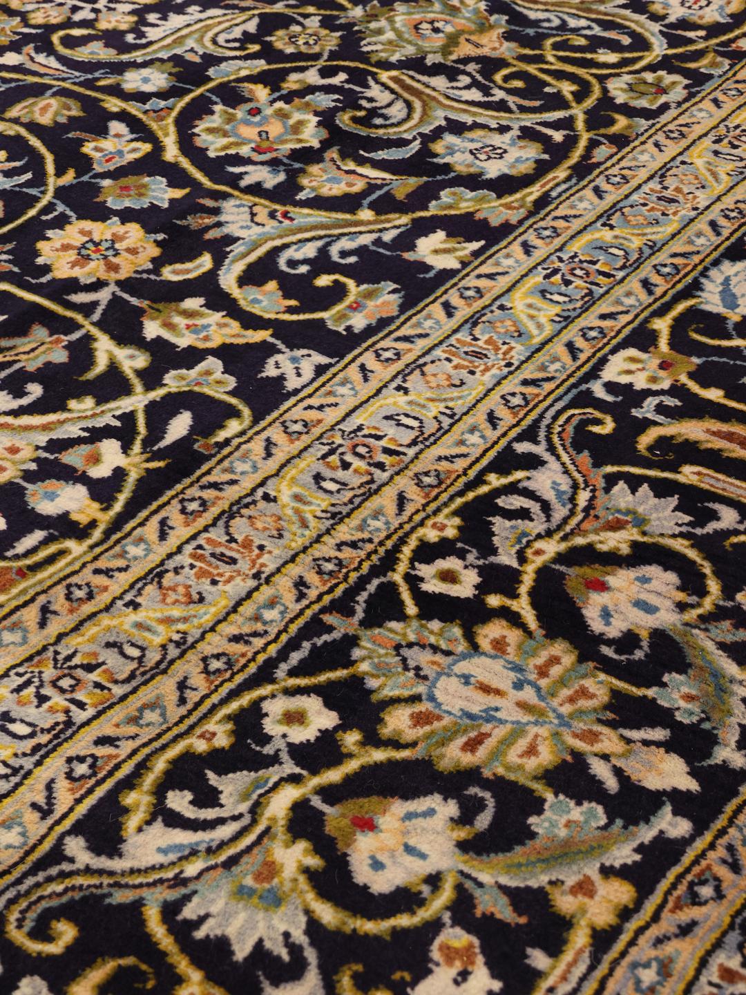 Handgeknoopt Keshan-tapijt uit het Midden-Oosten met een donkerblauw bloemmotief
