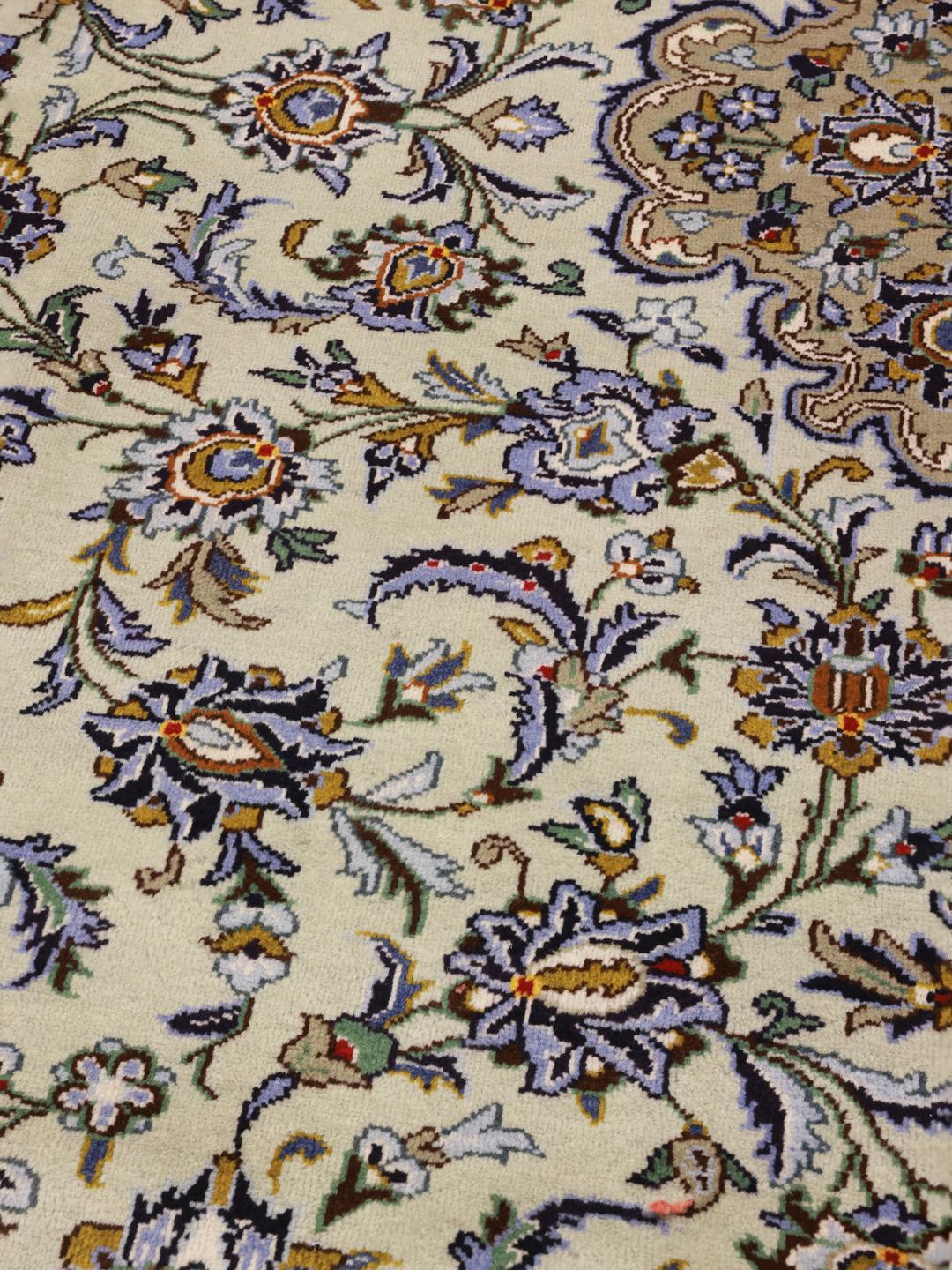 Handgemaakt Keshan-tapijt met beige en blauwe bloempatronen uit het Midden-Oosten