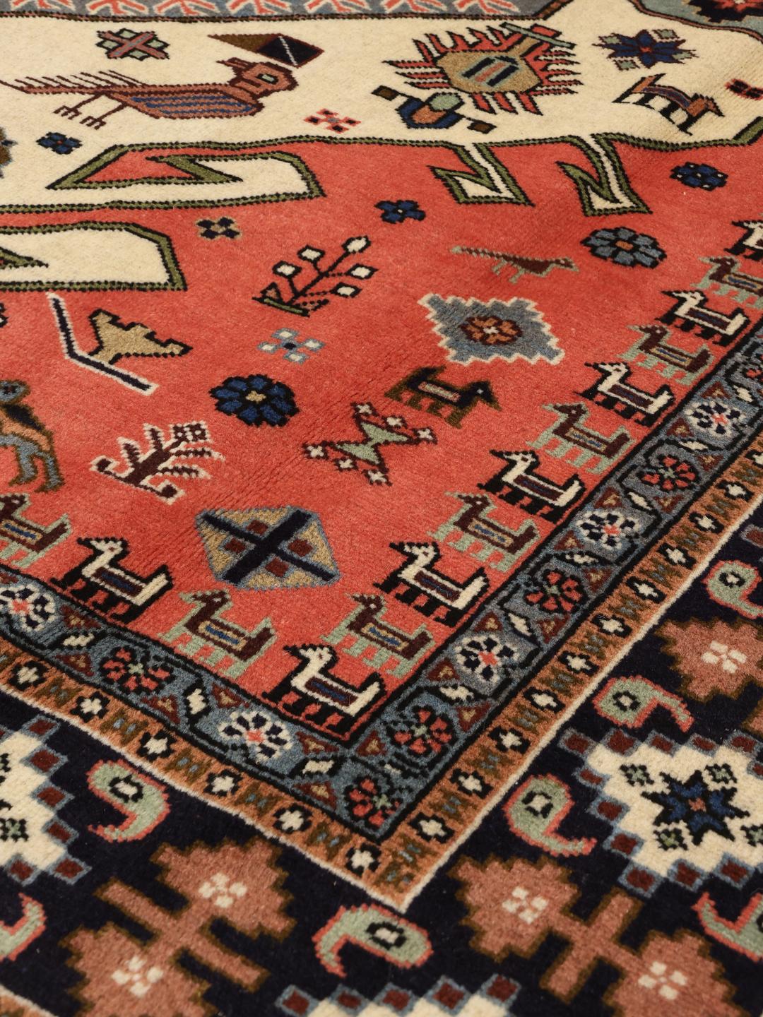 Handgeknoopt Ardebil-tapijt uit het Midden-Oosten met een rood en donkerblauw geometrisch patroon.