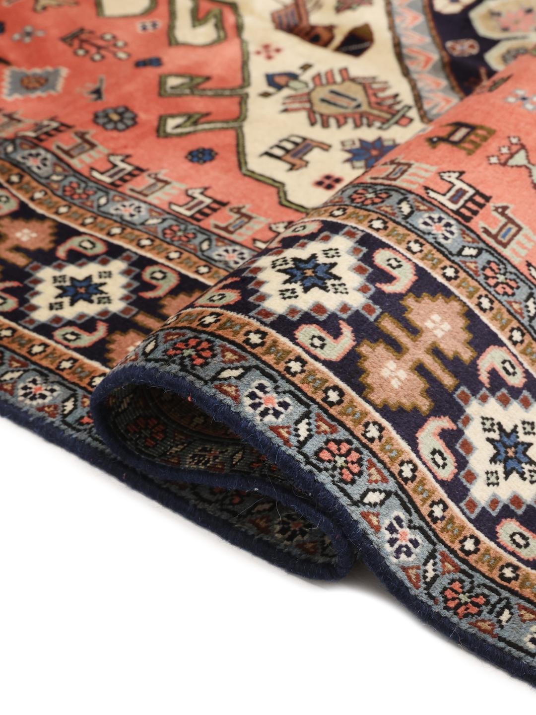 Handgeknoopt Ardebil-tapijt uit het Midden-Oosten met een rood en donkerblauw geometrisch patroon.