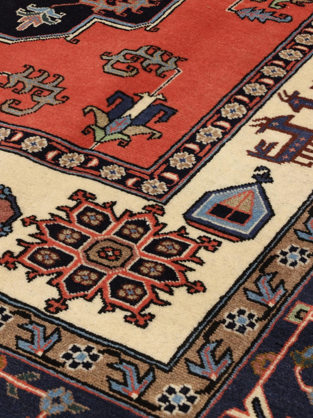 Handgeknoopt Ardebil-tapijt uit het Midden-Oosten met een donkerrood en blauw medaillonpatroon