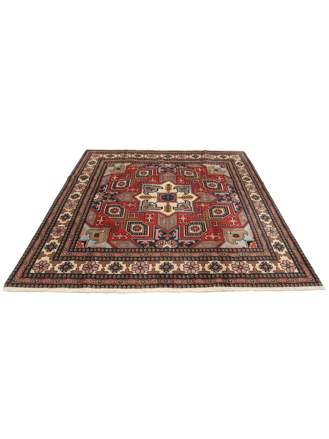 Un tapis Ardebil carré noué à la main présentant un médaillon géométrique traditionnel en laine multicolore.