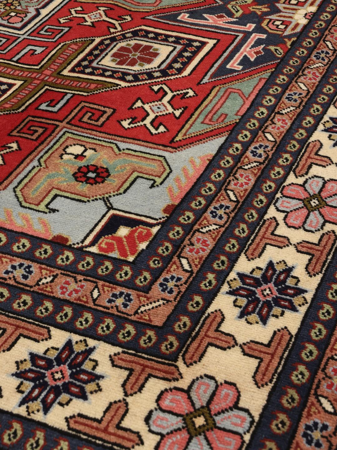 Un tapis Ardebil carré noué à la main présentant un médaillon géométrique traditionnel en laine multicolore.