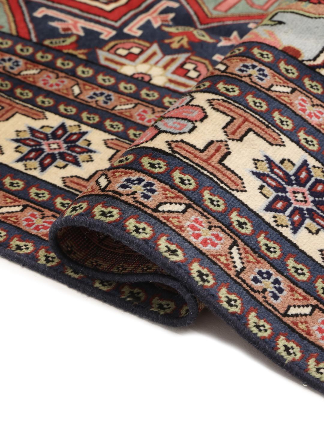 Un tapis Ardebil carré noué à la main présentant un médaillon géométrique traditionnel en laine multicolore.