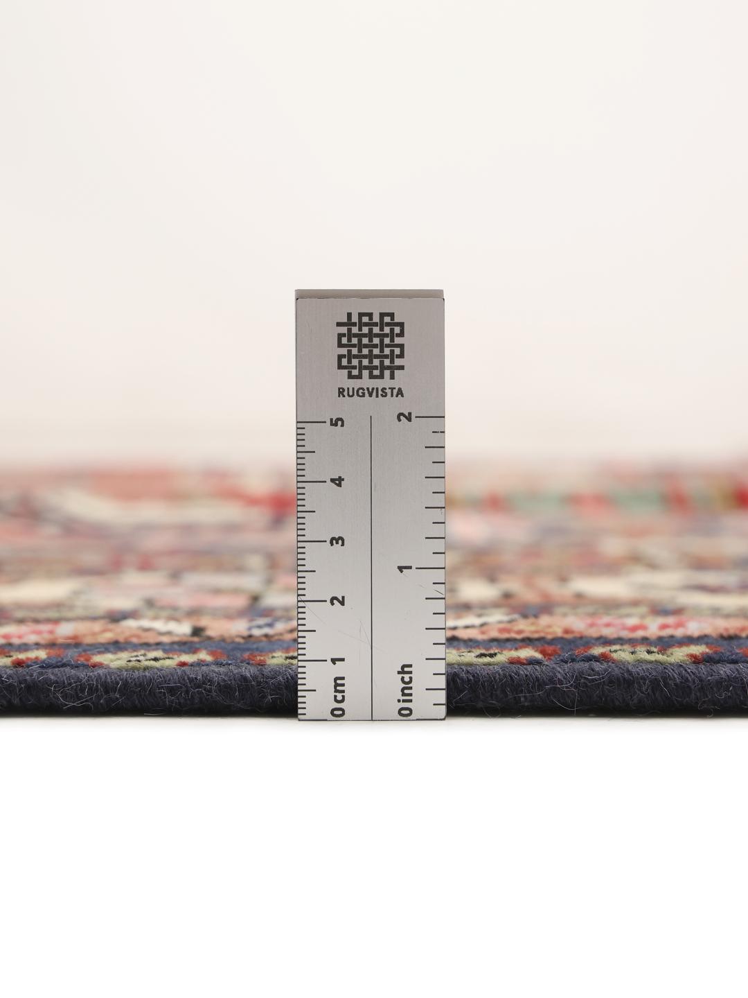 Un tapis Ardebil carré noué à la main présentant un médaillon géométrique traditionnel en laine multicolore.