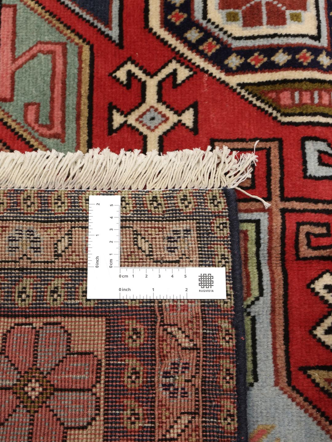 Un tapis Ardebil carré noué à la main présentant un médaillon géométrique traditionnel en laine multicolore.