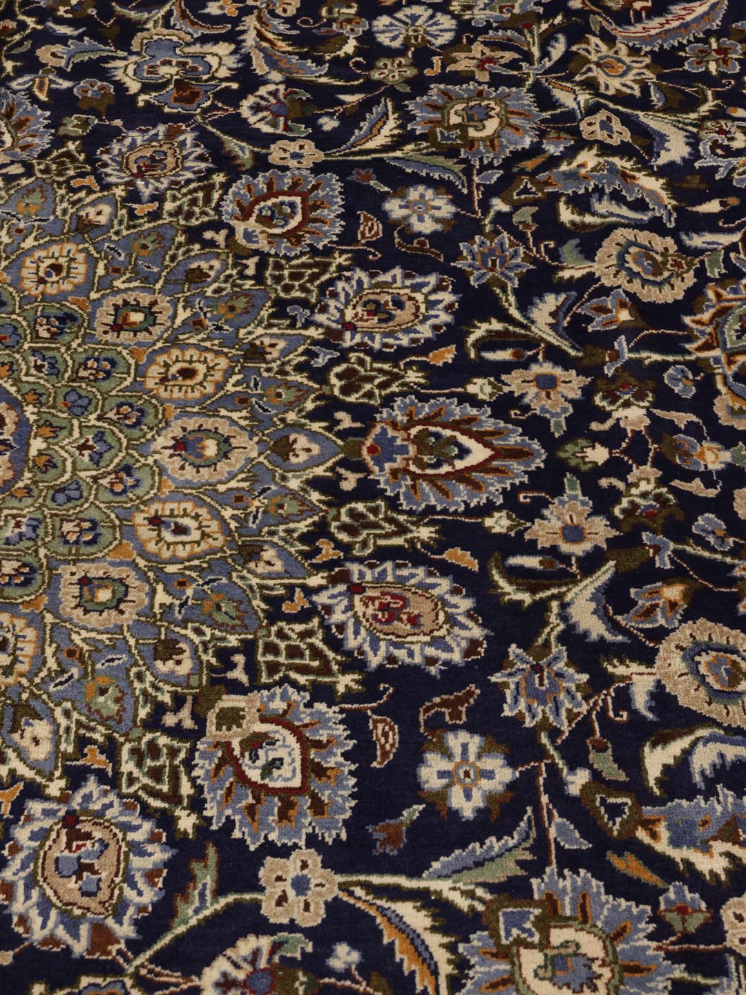 Handgeknoopt Kashmar-tapijt uit het Midden-Oosten in blauwtinten met bloemenmedaillonmotieven.