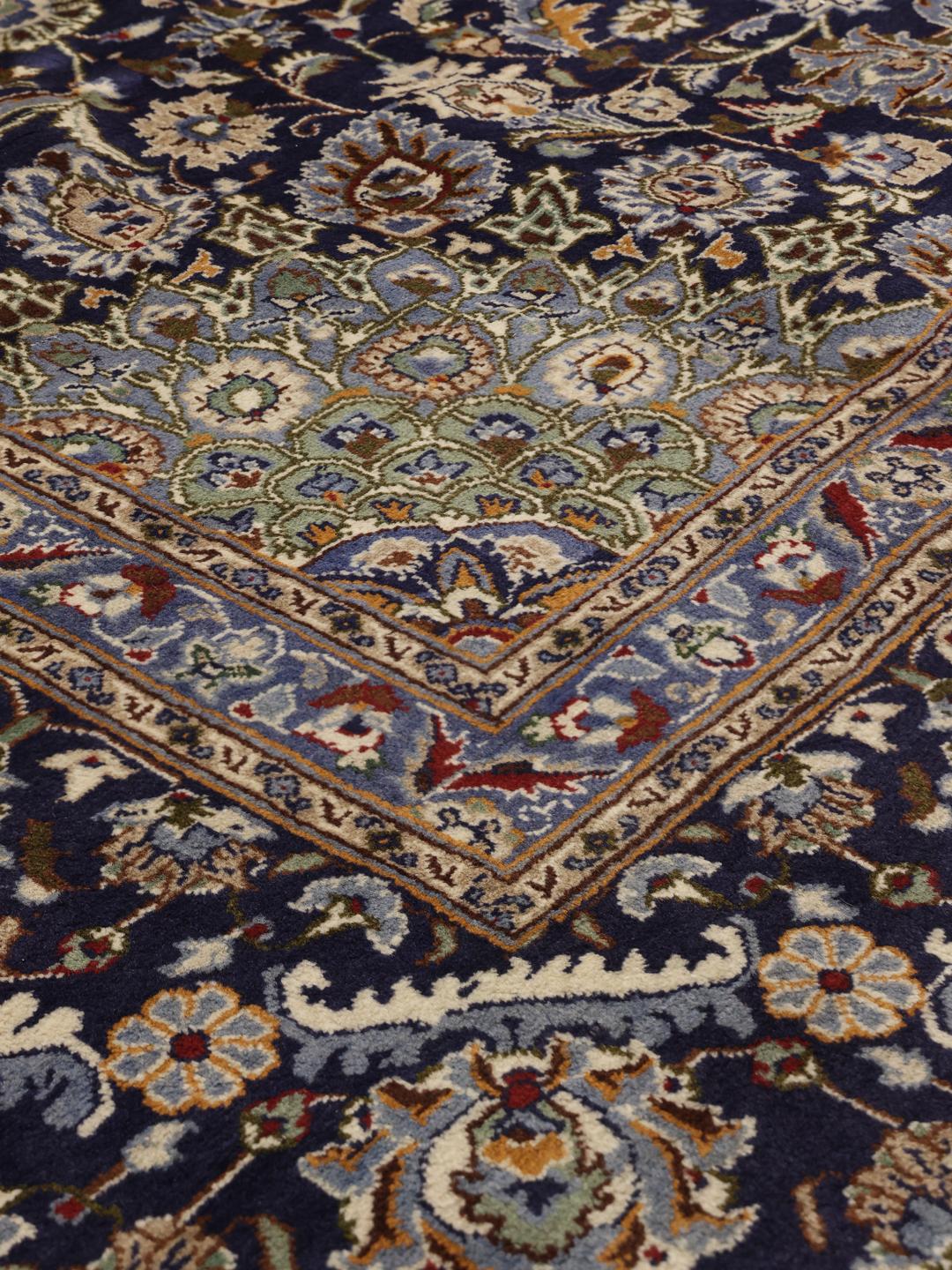 Handgeknoopt Kashmar-tapijt uit het Midden-Oosten in blauwtinten met bloemenmedaillonmotieven.
