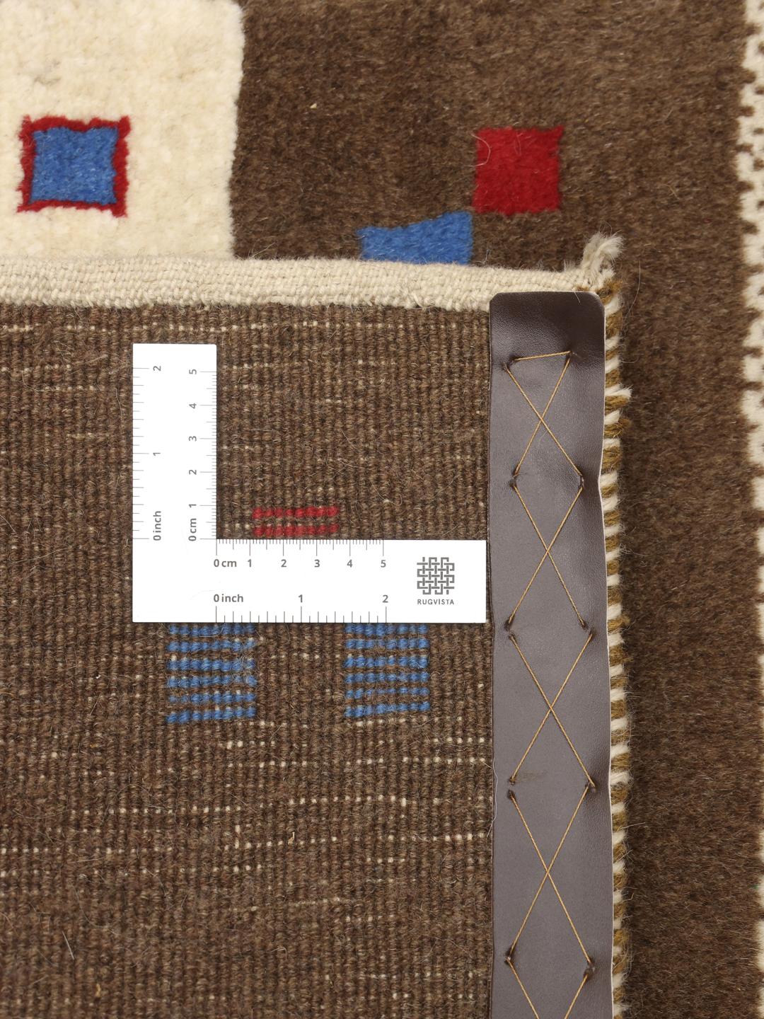 Handgeknoopt bruin Gabbeh tapijt met geometrische en diermotieven van oorsprong uit het Midden-Oosten