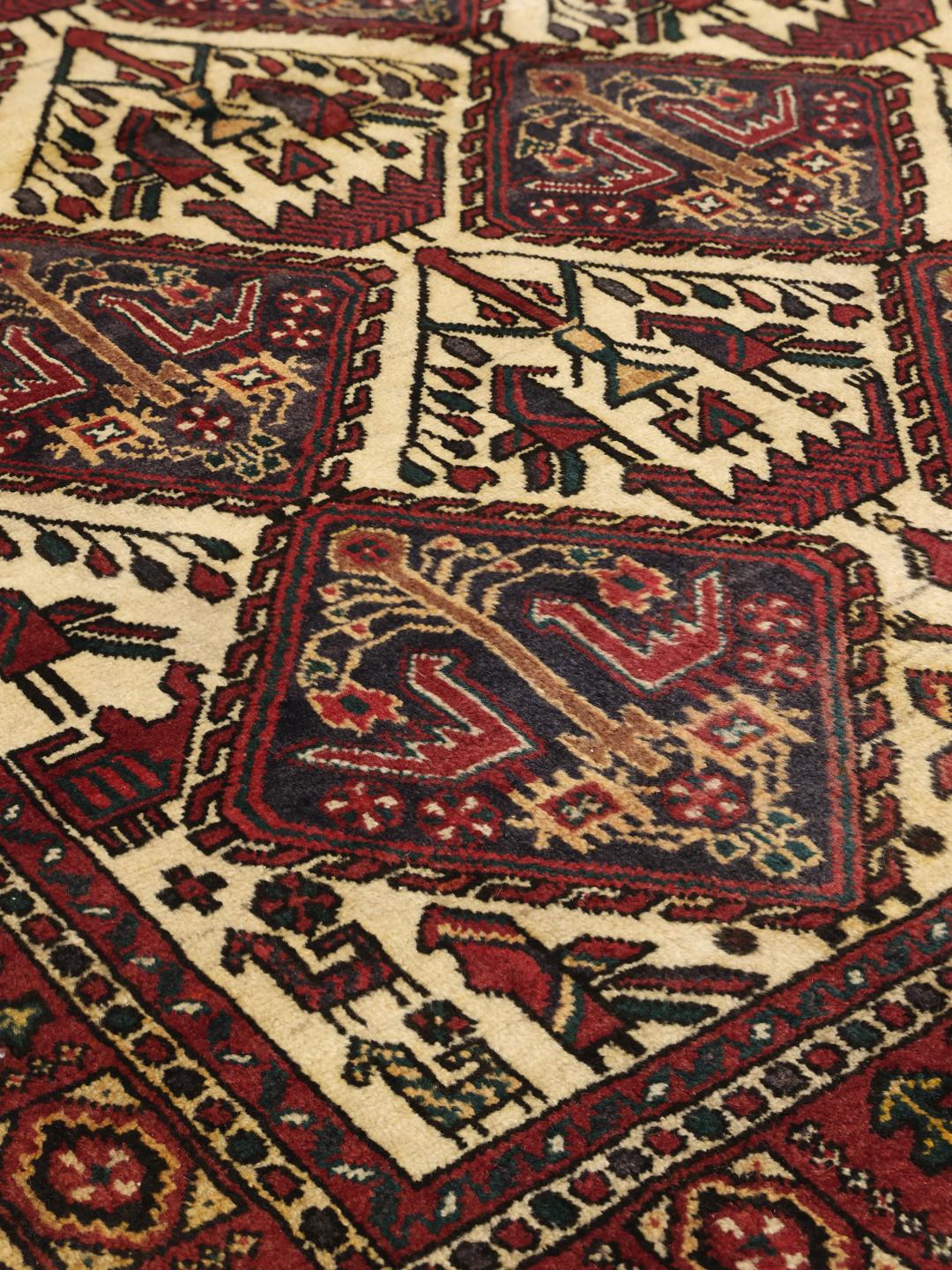 Handgeknoopt Afshar Shahre Babak vloerkleed met complexe geometrische motieven in rode en beige tinten
