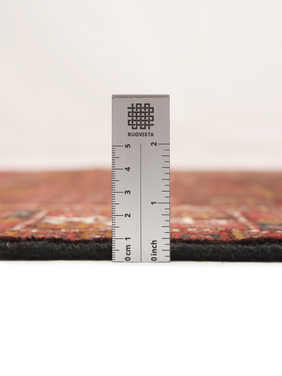 Håndknyttet løber fra Mellemøsten i dybe mørkerøde toner med geometriske mønstre.