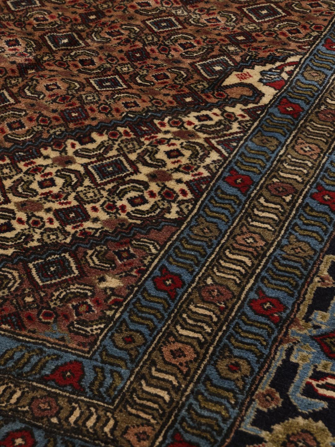 Tapis Ardebil noué à la main originaire du Moyen-Orient dans des tons marron et bleu foncé.