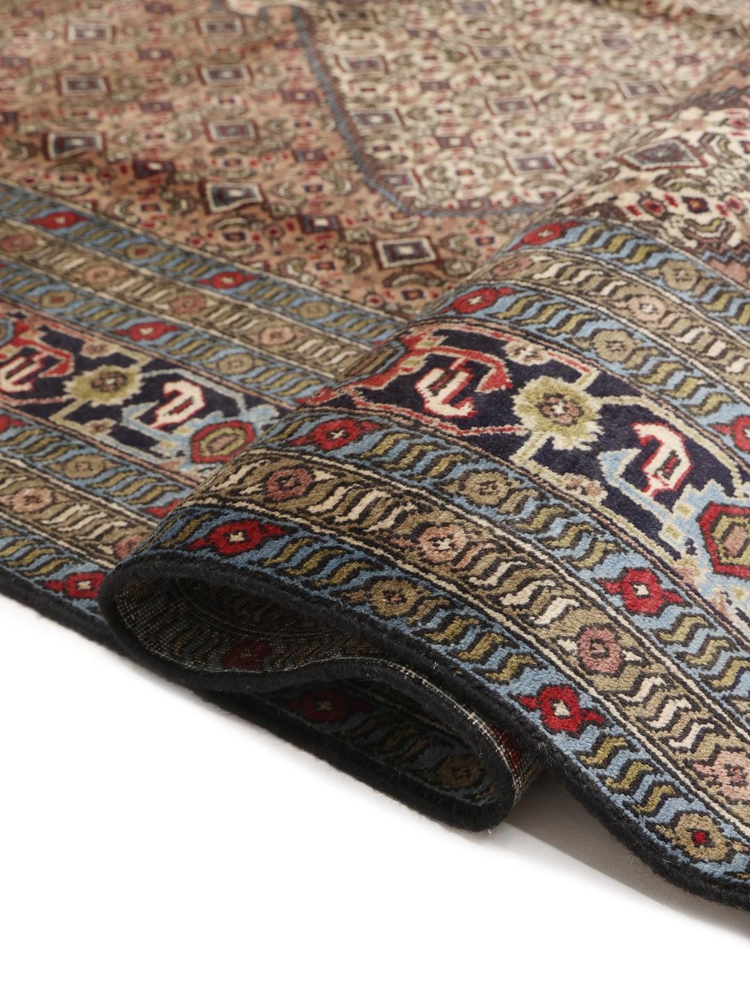 Tapis Ardebil noué à la main originaire du Moyen-Orient dans des tons marron et bleu foncé.