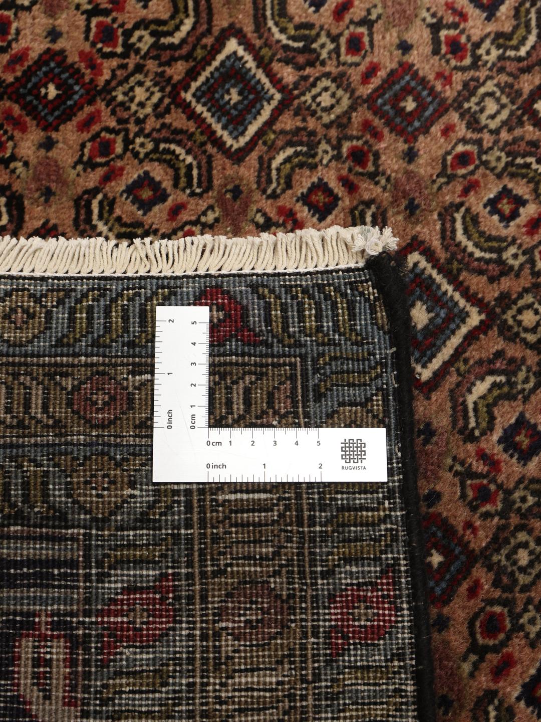 Tapis Ardebil noué à la main originaire du Moyen-Orient dans des tons marron et bleu foncé.