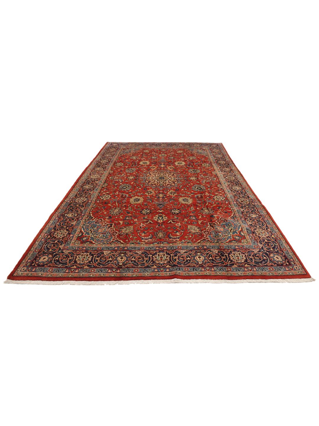 Een groot rechthoekig handgeknoopt Sarough-tapijt uit het Midden-Oosten met een rood en blauw bloemenpatroon.
