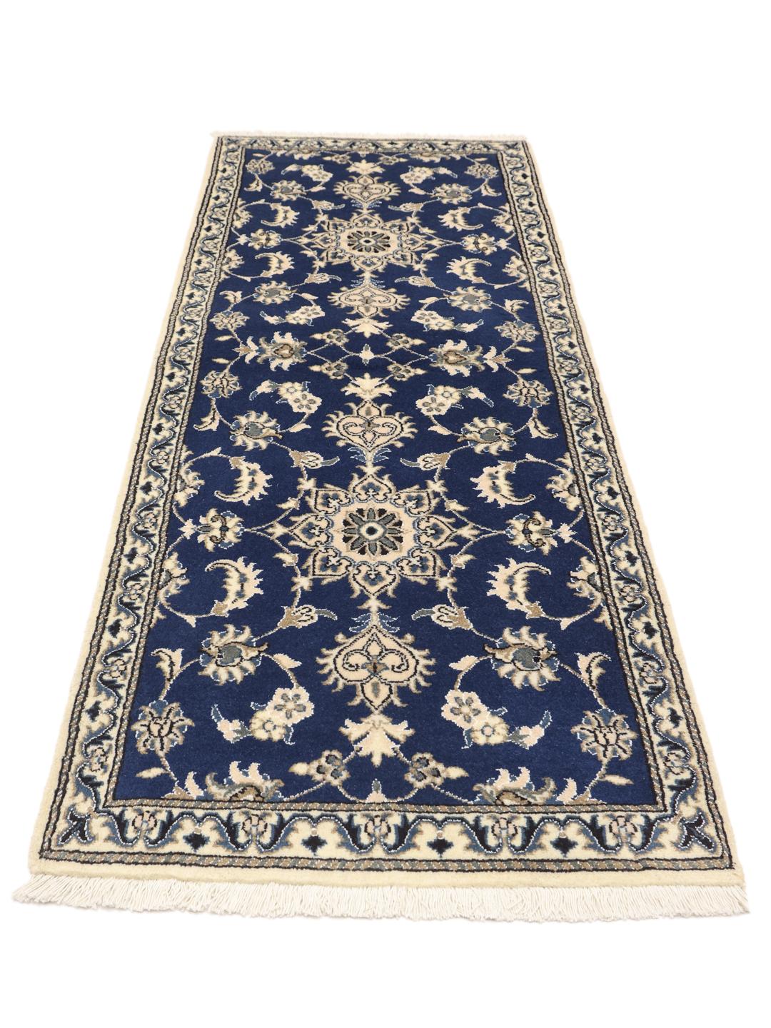 Håndknyttet Nain-løber med en dybblå bund og intrikat blomsterdesign.