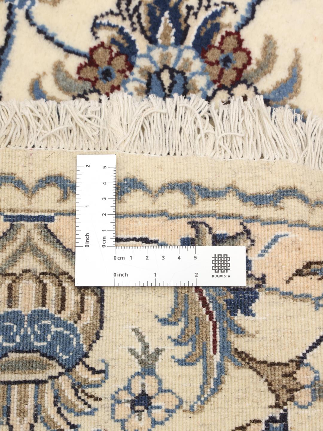 Tapis rond Nain du Moyen-Orient présentant des motifs floraux beiges et bleus.