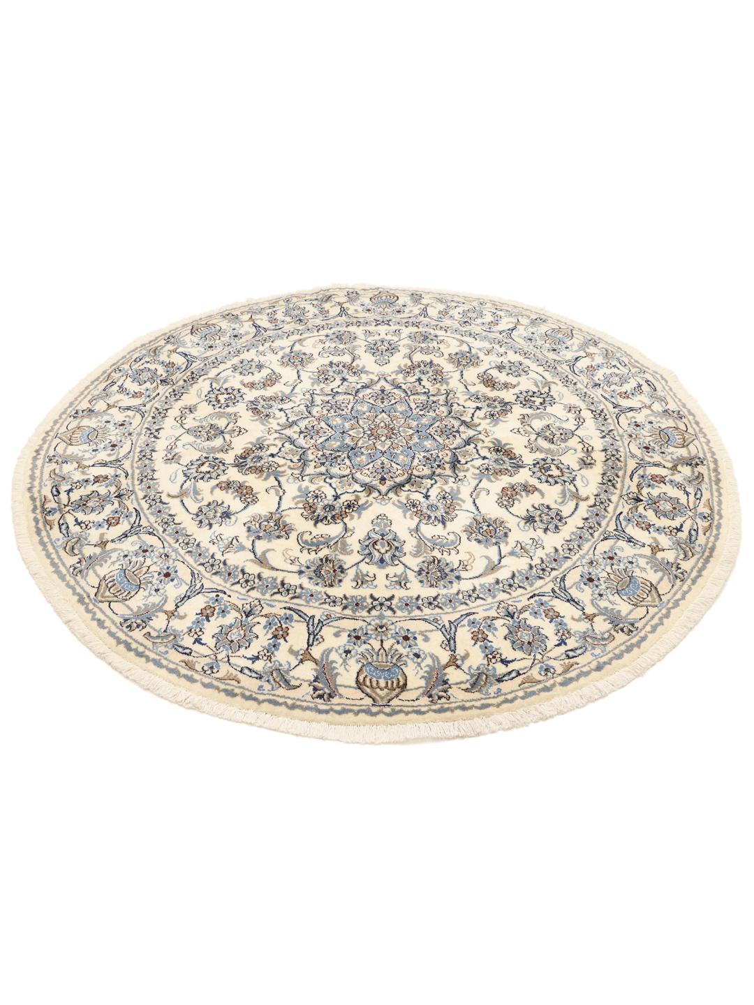 Een rond, handgeknoopt Nain tapijt met verfijnde bloemmotieven in blauw en beige.